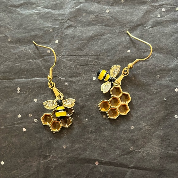Bumble Honey Bee with Honeycomb Earrings on Gold Tone Wires NIP - Picture 2 of 2